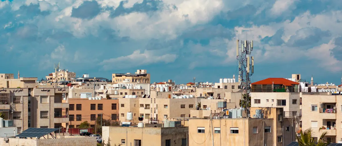 اتصل بنا: بيوت حجرية تحت سماء غائمة في الأردن