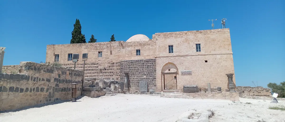 مواقيت الصلاة في اربد: متحف أم قيس، مبنى حجري قديم من الحجر الأبيض والبازلت الأسود في محافظة إربد
