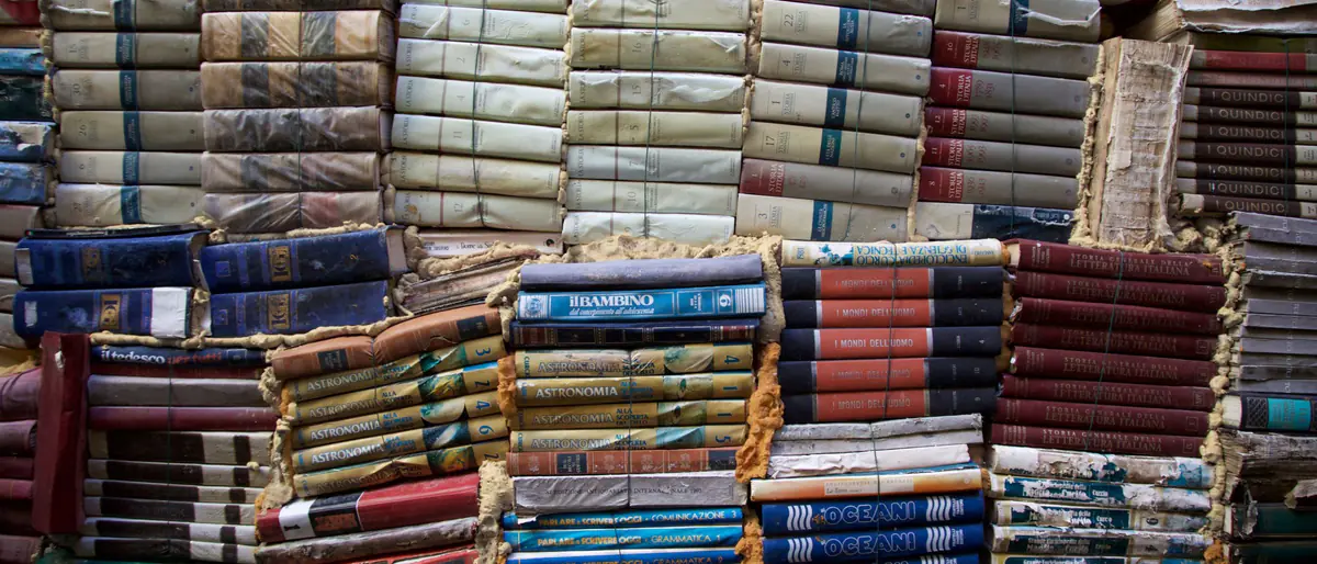 المصادر: أكوام من الكتب والموسوعات القديمة